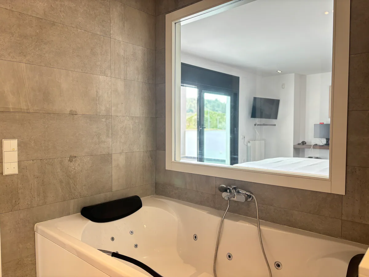 98b40ed3-f67c-4113-9f72-a7a9f7b7405a