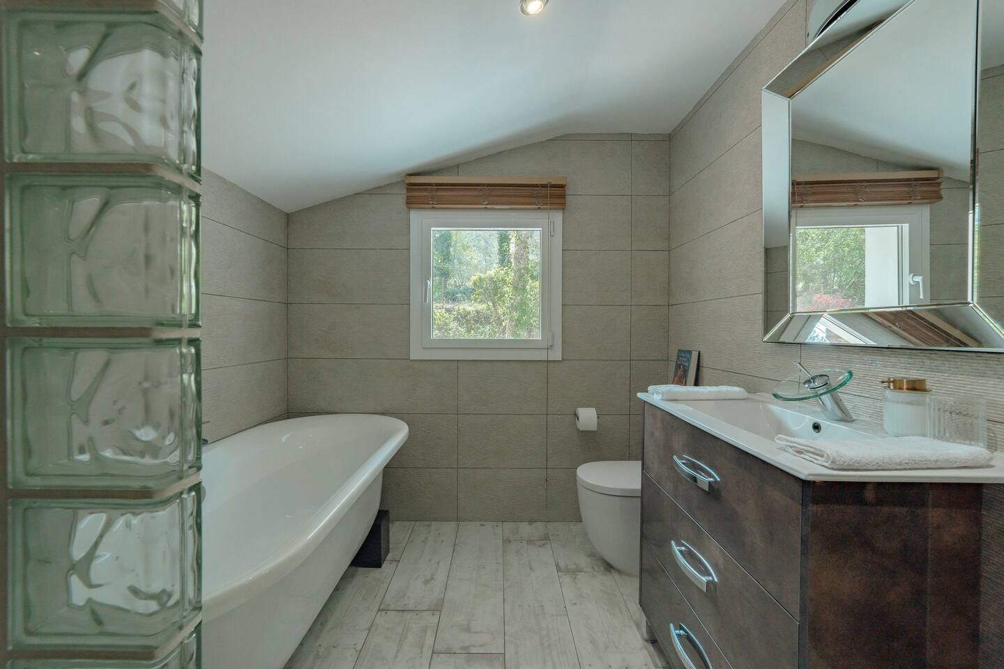 6e558e87-625f-4b80-ba2f-5a35cf82cadf