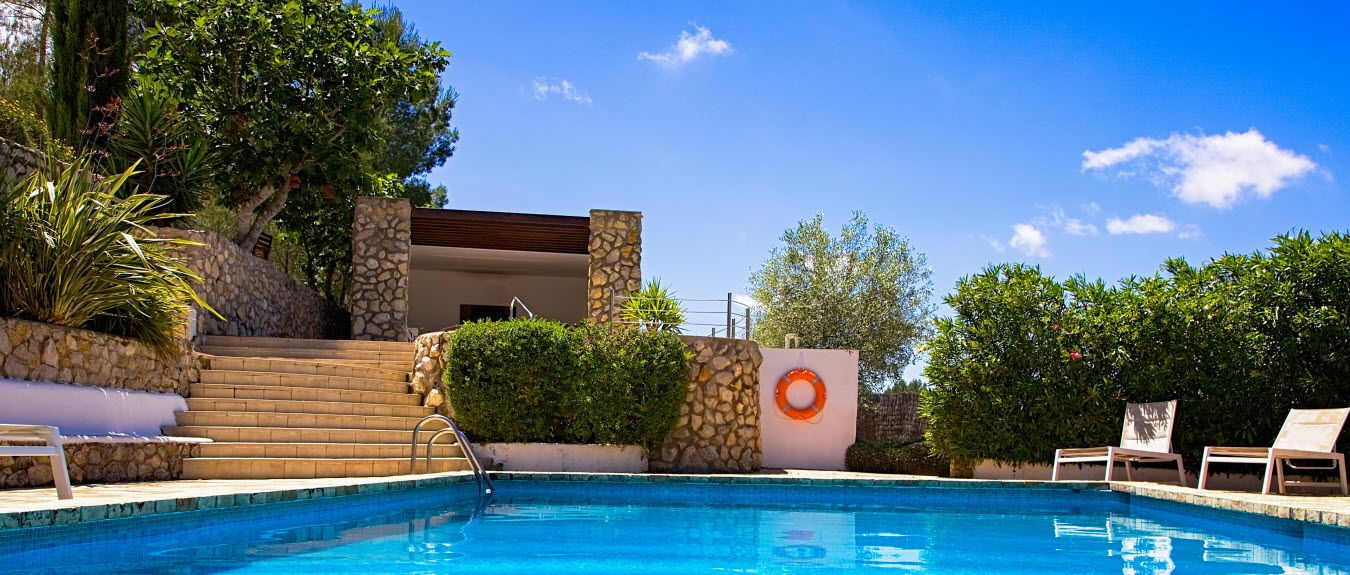 Masia-Casanova-pool-shot-2013PhotograVics-Sitges2-resized